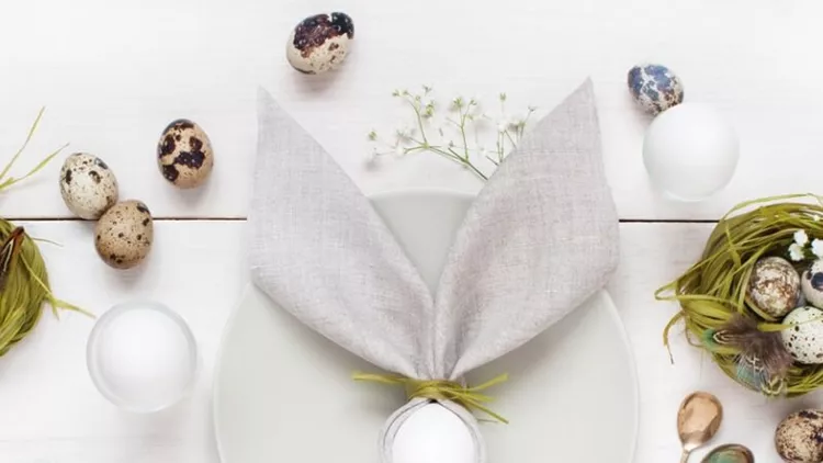easter-table-decoration-with-napkin-picture-id643578596