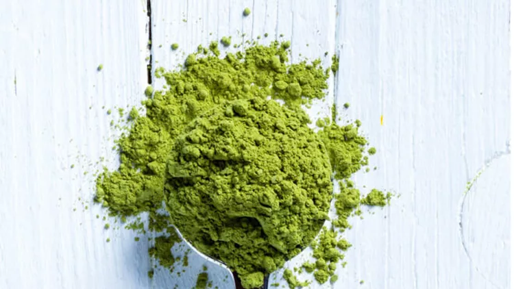 matcha-green-tea-on-spoon-picture-id691237404