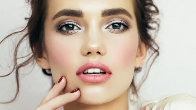 beautiful-woman-with-makeup-picture-id810288106