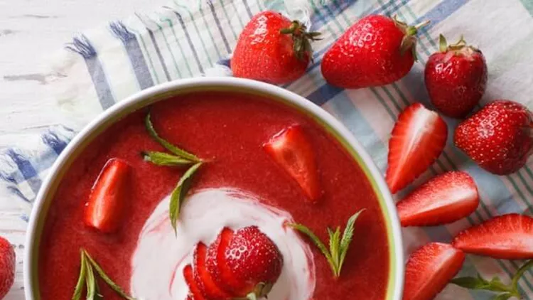 cold-strawberry-soup-with-mint-and-sour-cream-closeup-horizontal-picture-id635776314 (2)