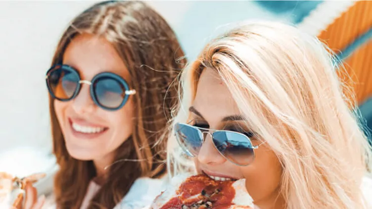 friends-eating-pizza-picture-id629603710