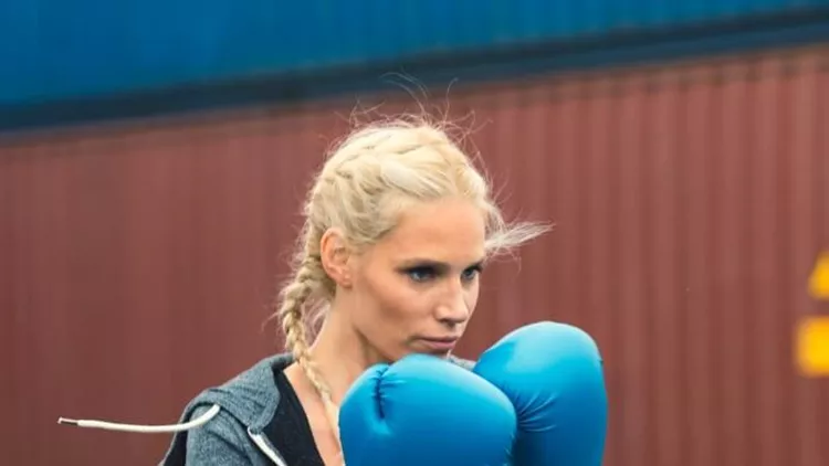 woman-boxing-with-her-personal-trainer-picture-id847355130