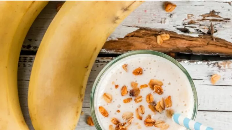 banana-milkshake-or-smoothie-picture-id637868934