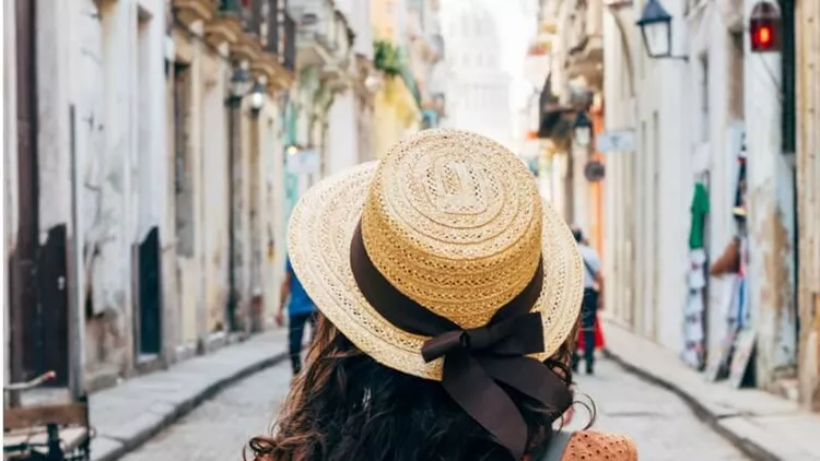 tourist-woman-in-la-havana-city-cuba-picture-id642751110