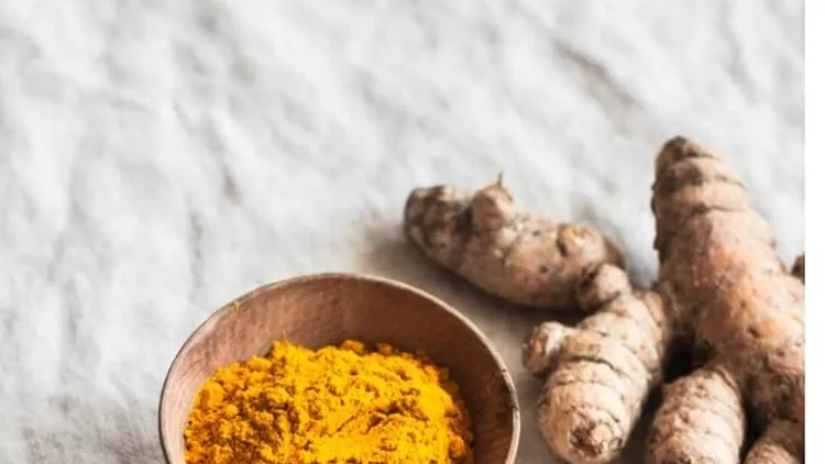 turmeric-root-and-turmeric-powder-on-a-light-background-picture-id667523044