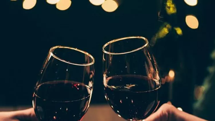 women-clinking-glasses-over-served-table-picture-id867396082