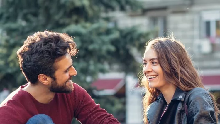 couple-on-a-date-at-the-park-picture-id697982914