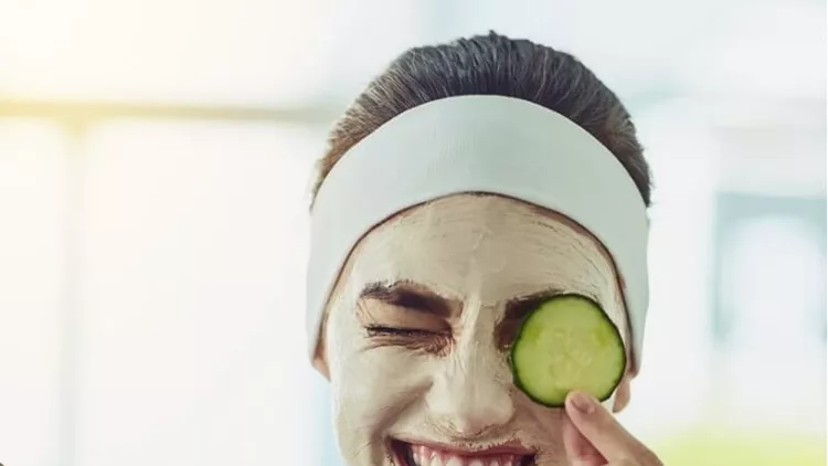 its-both-cooling-and-purifying-for-my-skin-picture-id925156858