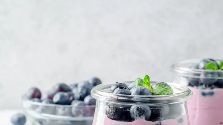 blueberry-yogurt-with-blueberries-and-mint-picture-id914973644