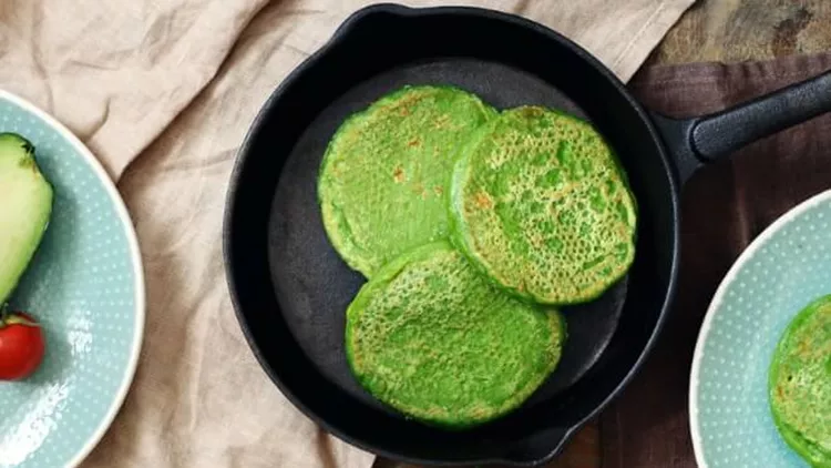 spinach-pancakes-with-vegetables-and-water-with-lemon-on-wooden-table-picture-id950356756 (1)