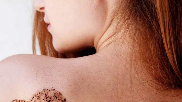 woman-with-coffee-scrub-in-a-heart-shape-on-back-picture-id621615258