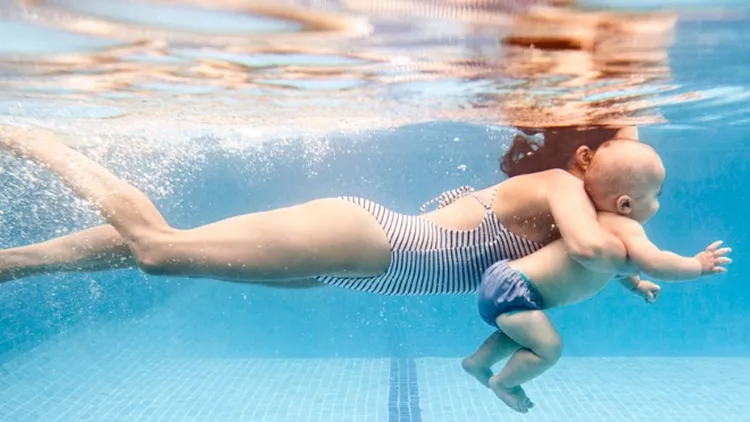 baby swimming μαμά μωρό