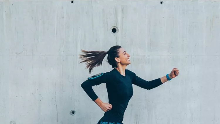 woman-jogging-in-the-city-picture-id907869004