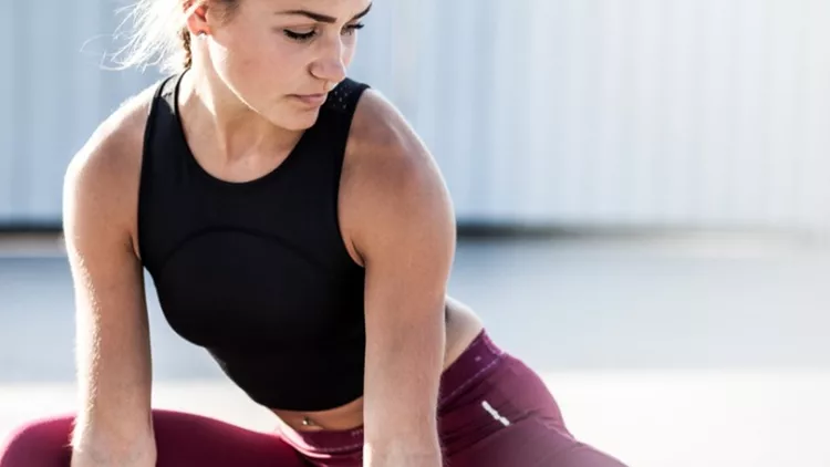 female-athlete-stretching-outdoors-picture-id611087714