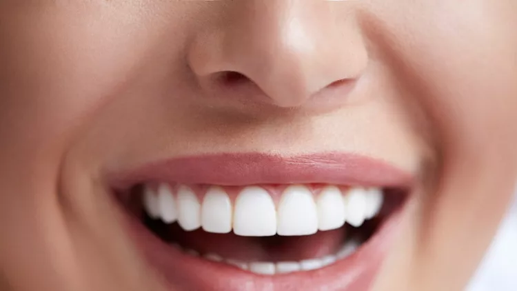 λευκά δόντια με φυσικό τρόπο