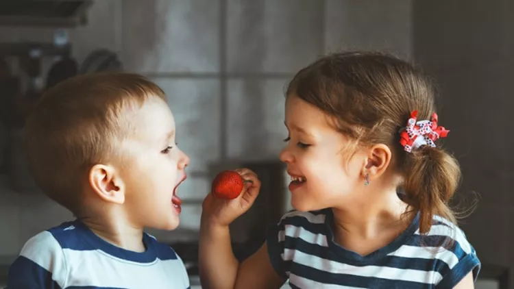 παιδιά φρούτα φράουλες υγιεινή διατροφή οικογένεια