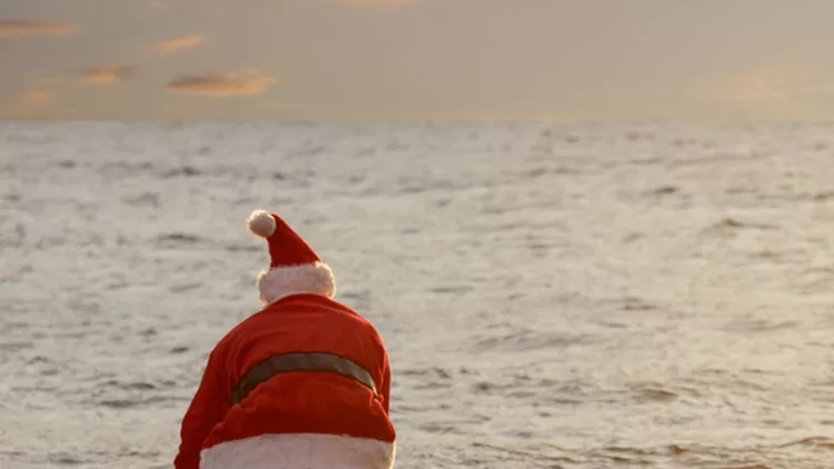 santa-on-sup-board-picture-id891150754