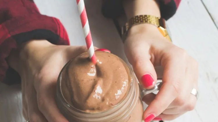 chocolate-strawberry-smoothie-with-banana-picture-id515708456