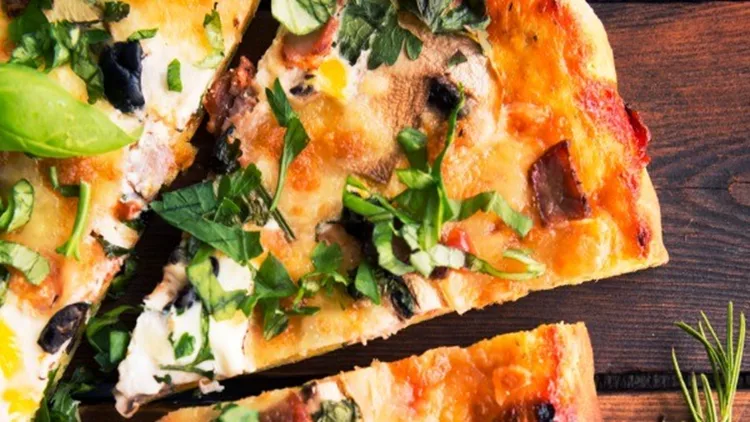 rustic-pizza-picture-id590043950