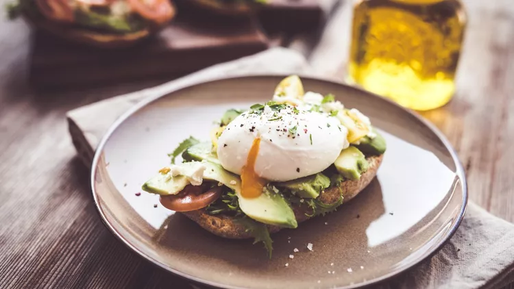 διατροφή, Sandwich with avocado and poached egg