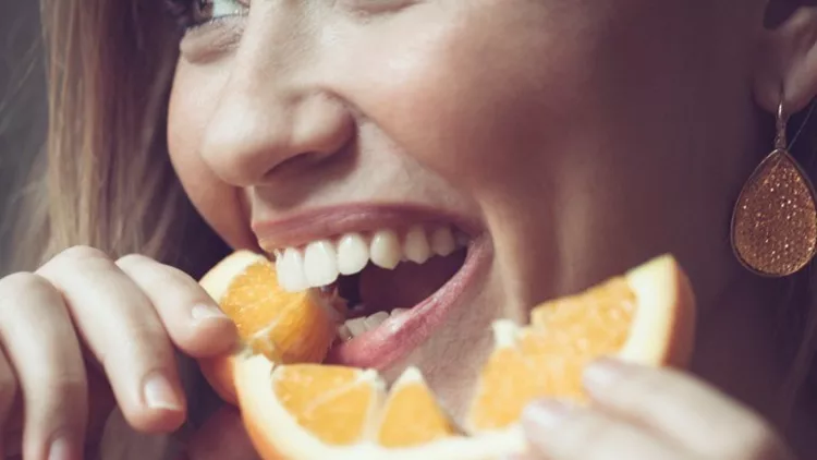 eating-orange-picture-id506763570