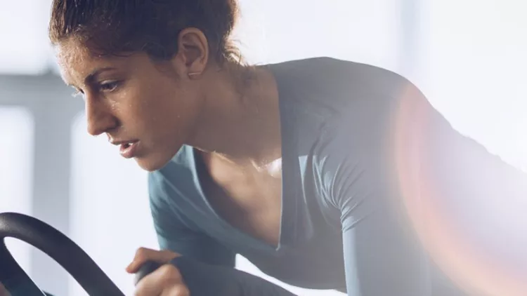 determined-female-athlete-on-a-exercising-class-in-a-health-club-picture-id907490830