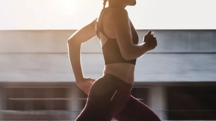 female-athlete-running-outdoors-picture-id611087822