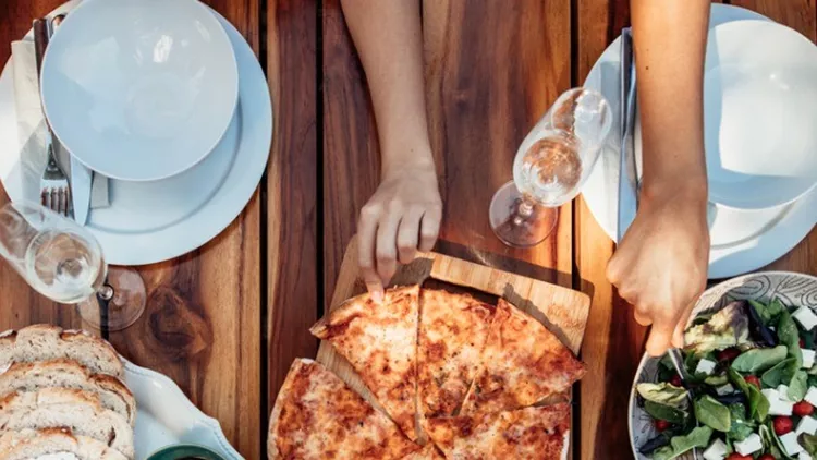 friends-having-pizza-at-party-picture-id909268782