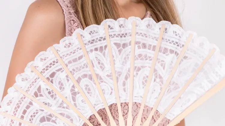 γυναίκα εμμηνόπαυση προεμμηνόπαυση βεντάλια ζέστη καλοκαίρι δροσιά υγεία