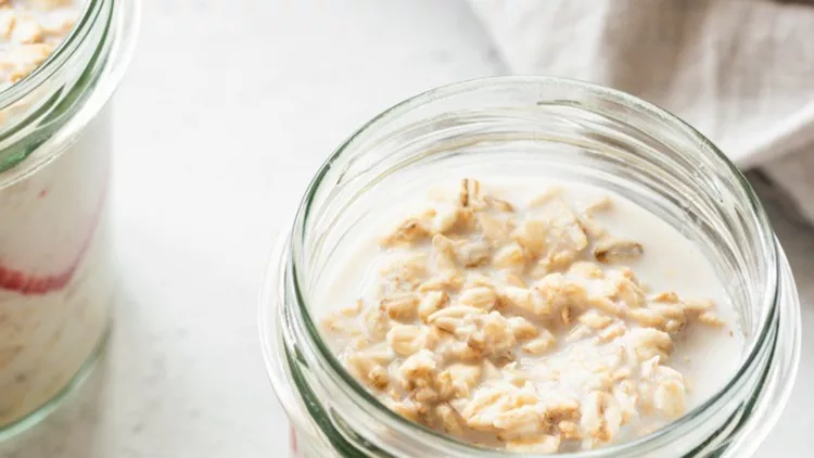 overnight-oats-in-a-jar-picture-id1042321714