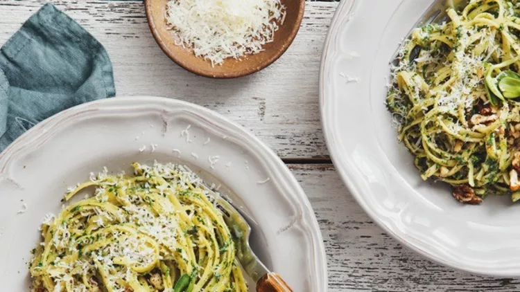 spaghetti-with-vegetables-spinach-and-parmesan-picture-id1010448580