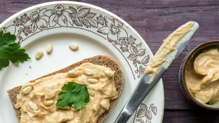 hummus-toast-picture-id531011182