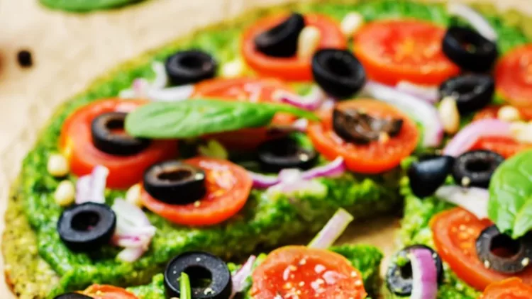 vegan-broccoli-zucchini-pizza-crust-with-spinach-pesto-tomatoes-onion-picture-id1151026692 (2)