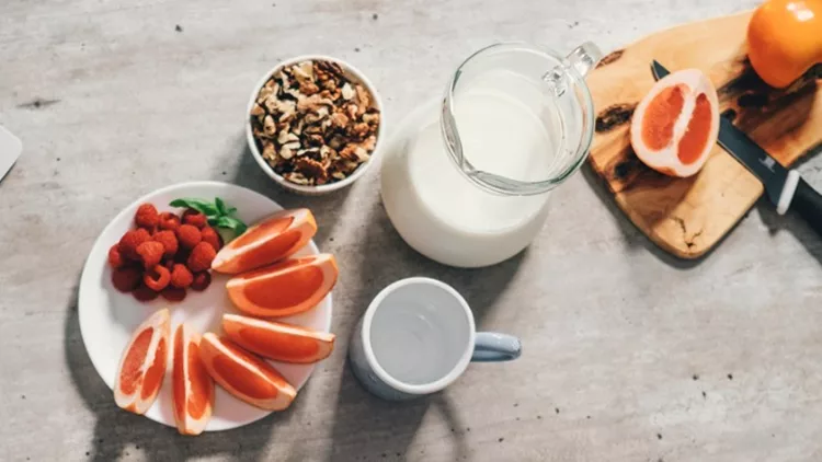 morning-time-woman-prepare-healthy-breakfast-picture-id881849314