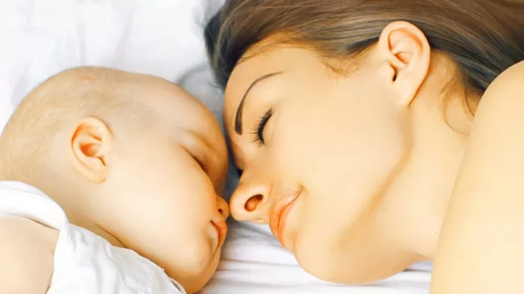 mother-and-baby-sleep-in-bed-together-picture-id509826143