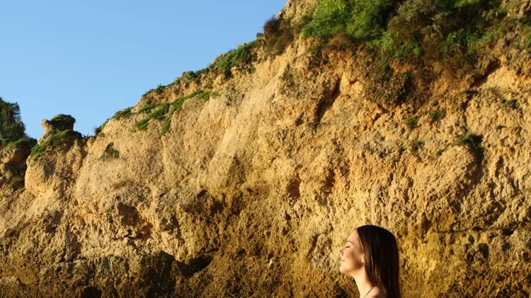 profile-of-a-woman-practicing-yoga-on-the-beach-picture-id1149033330