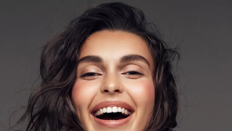 portrait-of-a-young-woman-with-a-beautiful-smile-picture-id1011486812