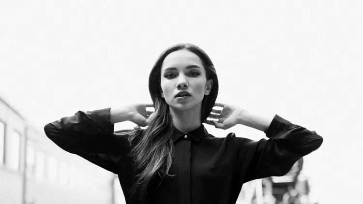 woman-and-trains-bw-picture-id1129725316