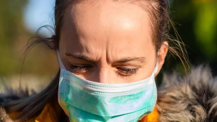 woman-wearing-face-mask-because-of-air-pollution-in-the-city-picture-id1188436952