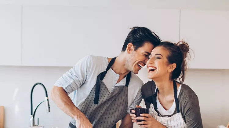 young-couple-in-love-in-the-kitchen-picture-id646714512