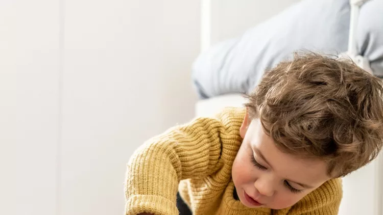 boy-playing-with-building-blocks-picture-id1126346658