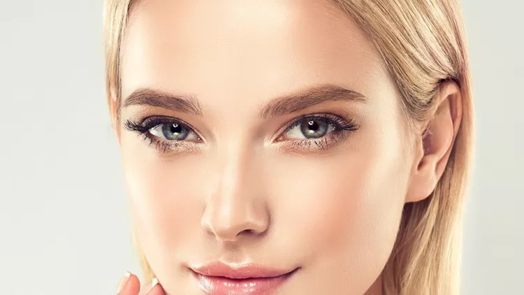 gorgeous-youngwoman-with-with-almond-like-eyes-and-fashionable-on-picture-id1145715429