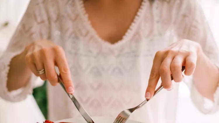 Διατροφή και κορονοϊός-woman-eating-in-restaurant-picture-id1129563766