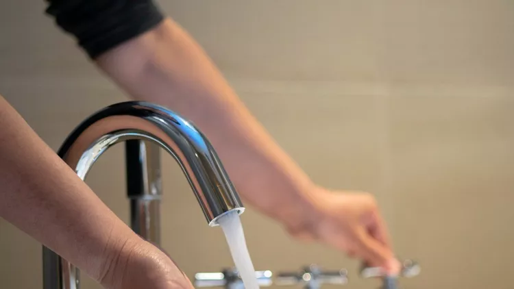 turning-on-the-water-of-bathtub-picture-id1075485750