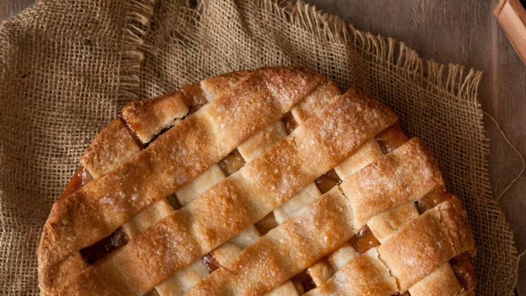 fresh-apple-pie-picture-id1149326880