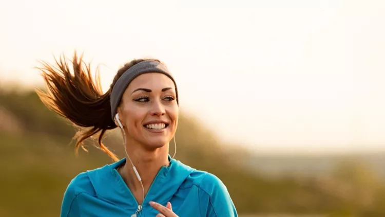 happy-female-runner-jogging-in-the-morning-in-nature-picture-id1142900322