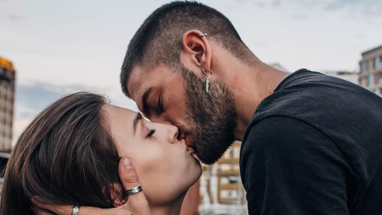 ζευγάρι φιλί σεξουαλικώς μεταδιδόμενα νοσήματα
