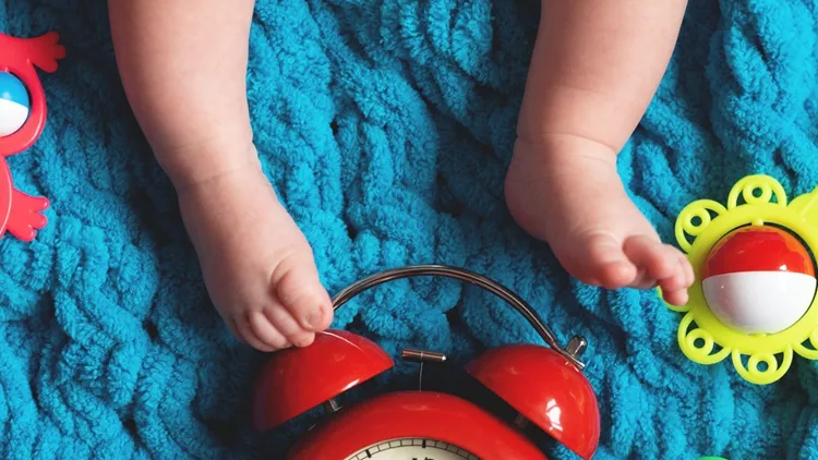 baby-and-alarm-clock-picture-id1168269610
