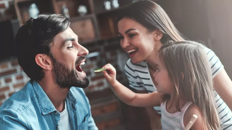 family-on-kitchen-picture-id1169135075