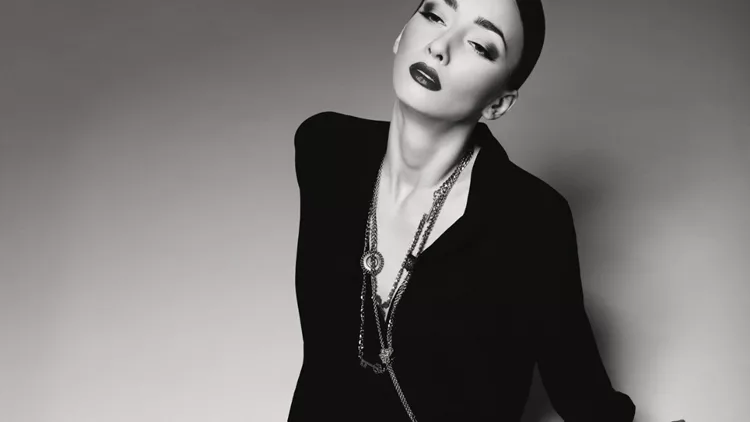 beautiful-woman-in-fashionable-clothes-picture-id186560693